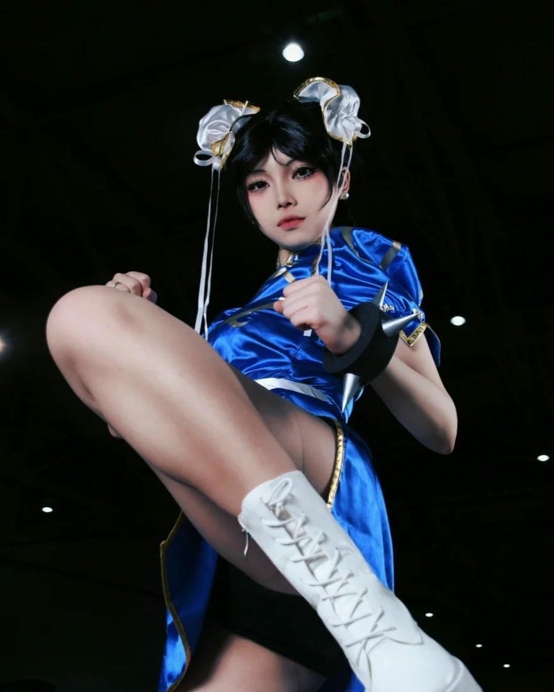 chun li cosplay cận cảnh cú đá chân cao ấn tượng