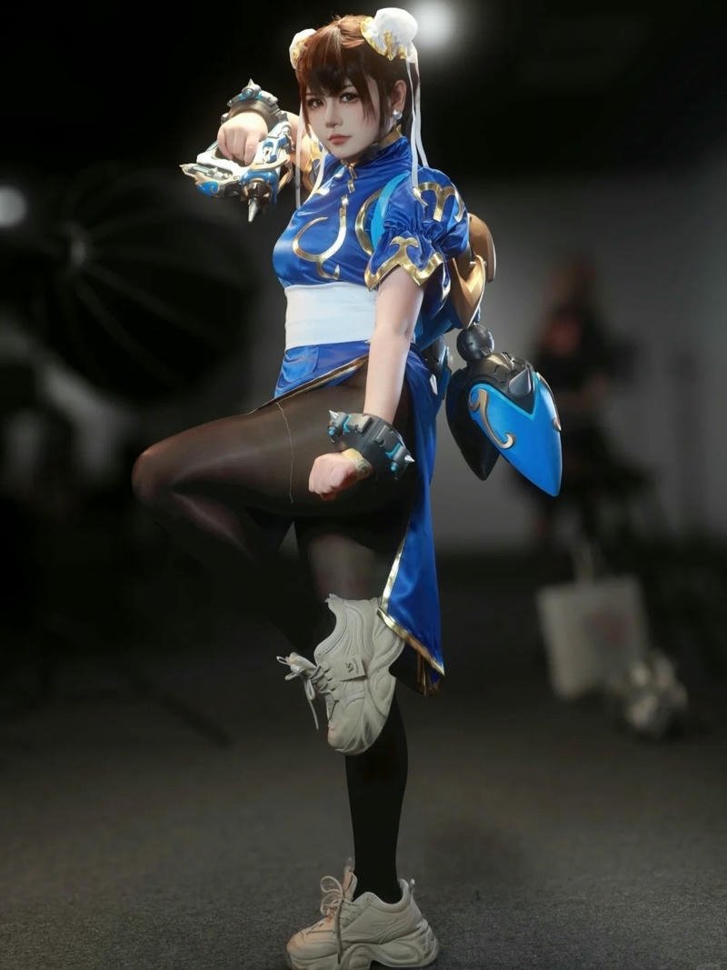 chun li cosplay đá cao chân phải rất đẹp mắt