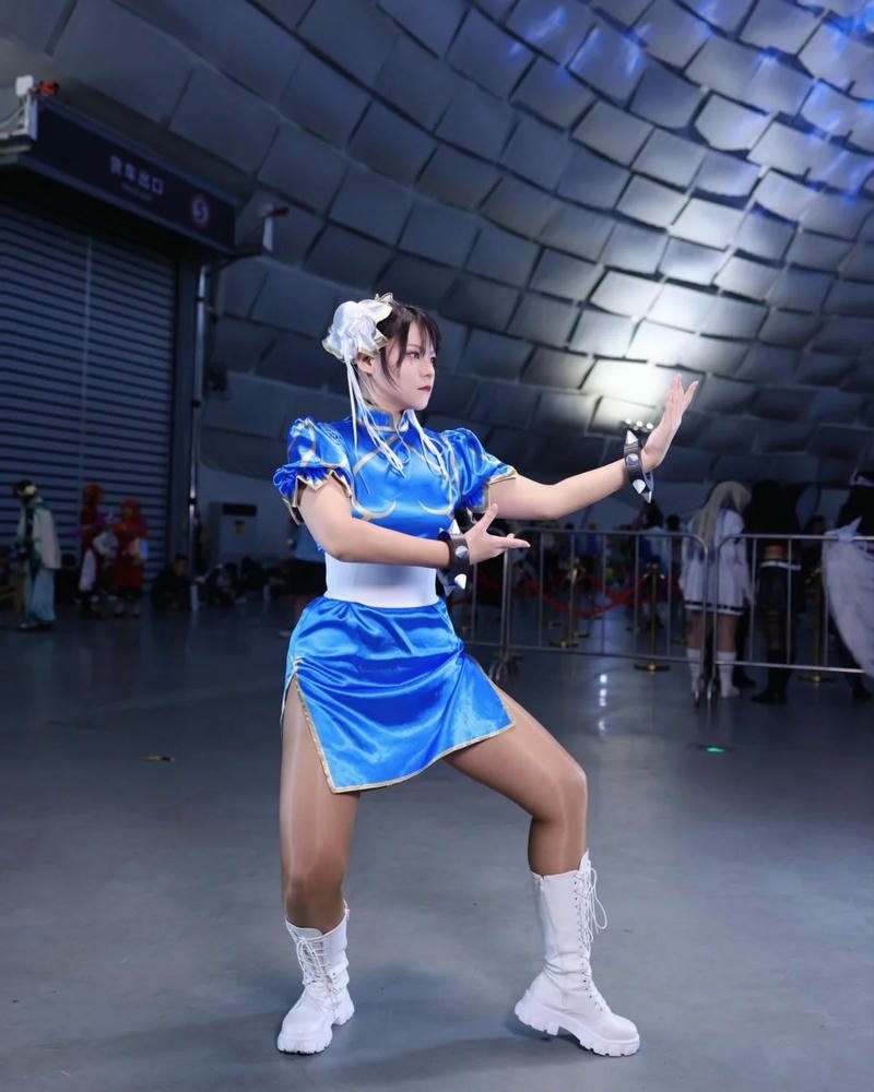 chun li cosplay đá chân cao tại sự kiện đông