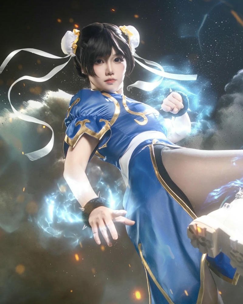 chun li cosplay đá chân cao với hiệu ứng ánh sáng xanh