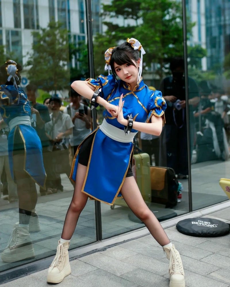 chun li cosplay đứng tạo dáng chiến đấu trên đường