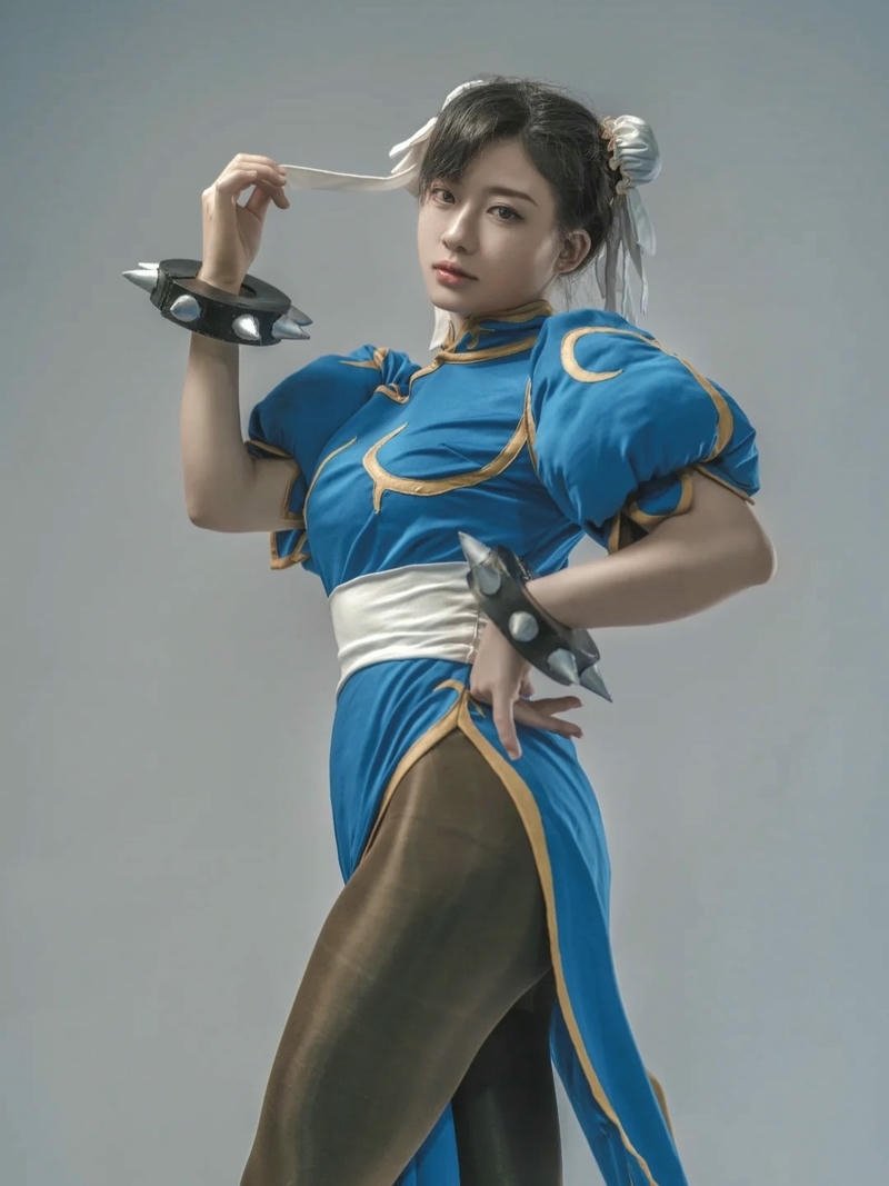 chun li cosplay đứng thẳng tạo dáng tay võ thuật
