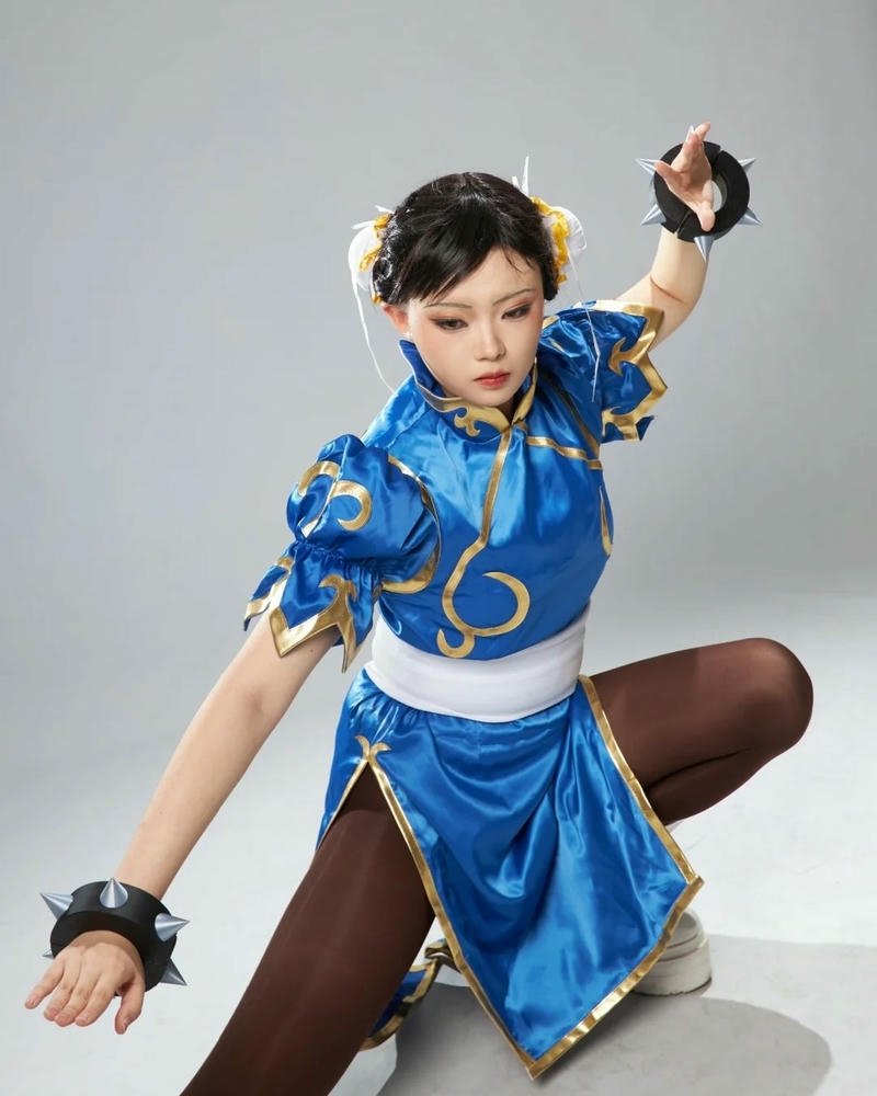 chun li cosplay ngồi trên hộp vàng tạo dáng