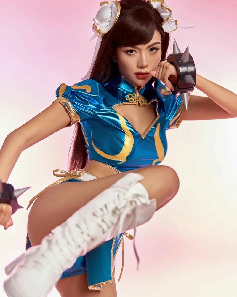 chun li cosplay tạo dáng gợi cảm với chân đá cao