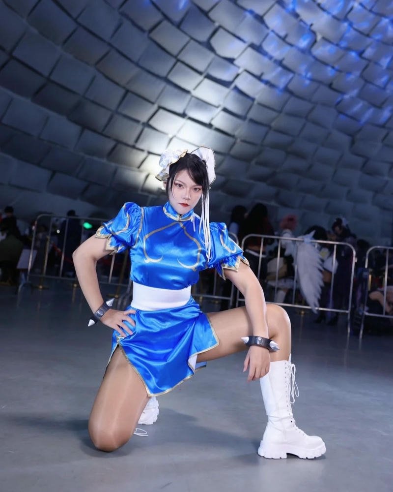 chun li cosplay tạo dáng võ thuật dưới đèn đường