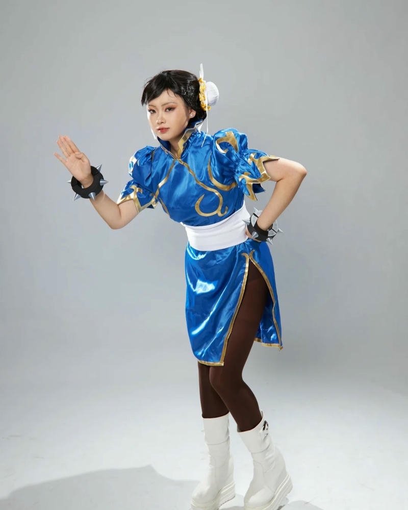 chun li cosplay tư thế đứng tấn mạnh mẽ trên sàn