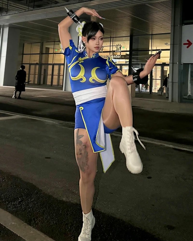 chun li cosplay tung cước đá cao trên vỉa hè