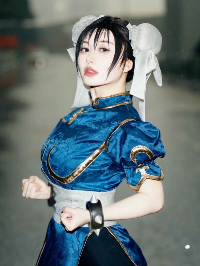 chun li sườn xám đứng nhìn nghiêng trên phố đêm