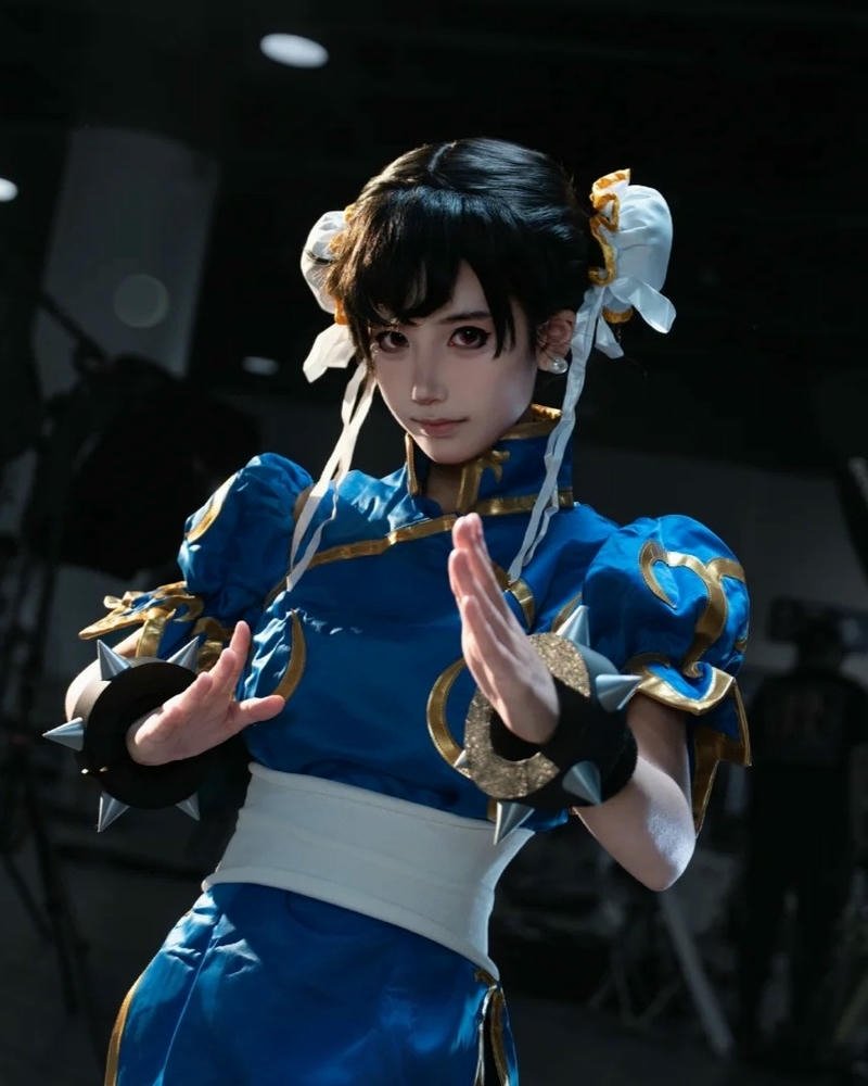 chun li sườn xám đứng tạo dáng tay trước ngực