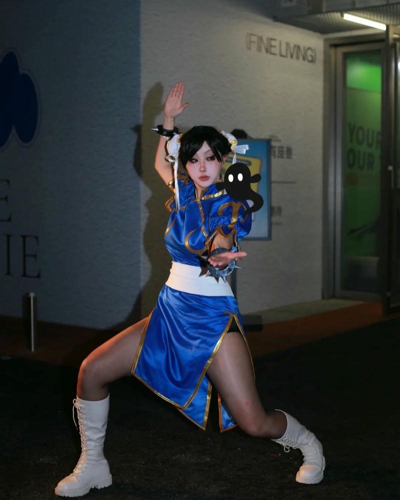 chun li sườn xám ngồi bệt tạo dáng chân duỗi