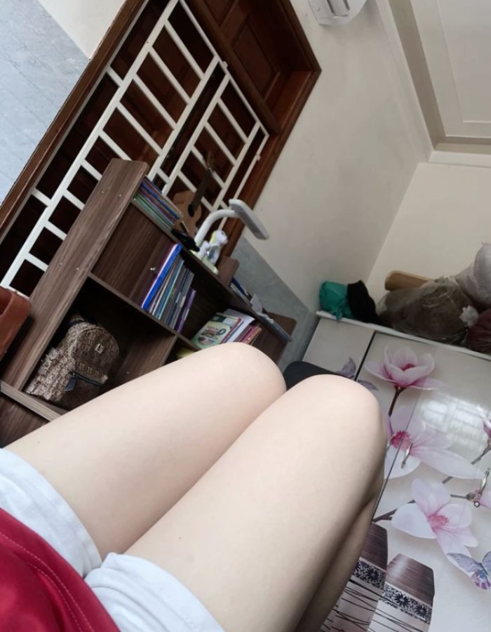 chụp góc máy thấp ảnh đùi gái xinh