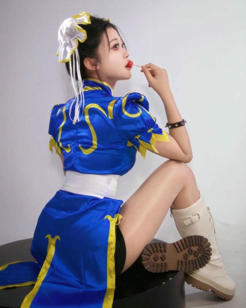 cosplay chun li ngồi bệt trên nền đất tạo dáng