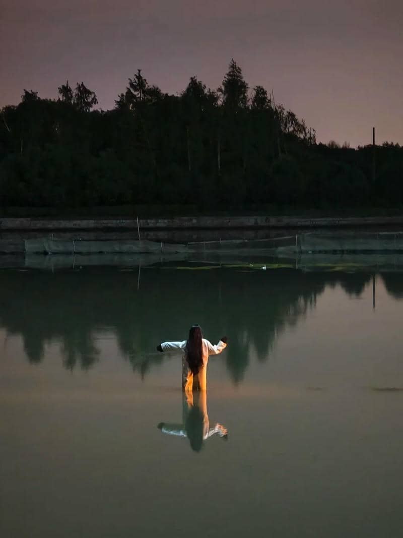 cosplay halloween ma mị giữa hồ nước