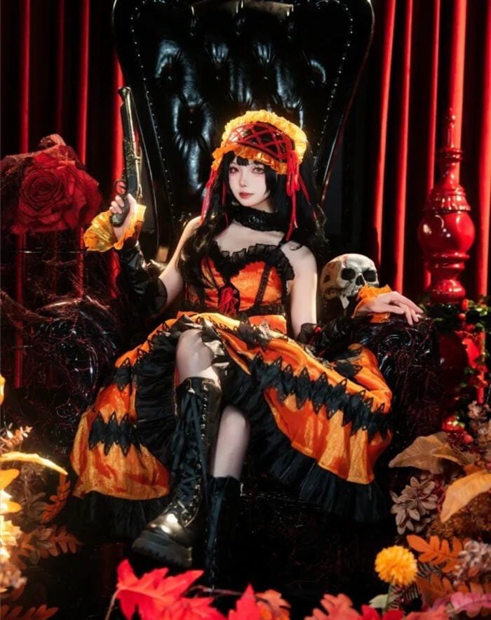 cosplay kurumi nhấn mạnh chi tiết đồng hồ