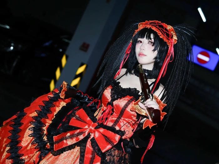 cosplay kurumi nổi bật với váy đen đỏ
