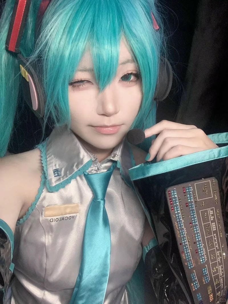 cosplay miku nổi bật với mái tóc xanh dài