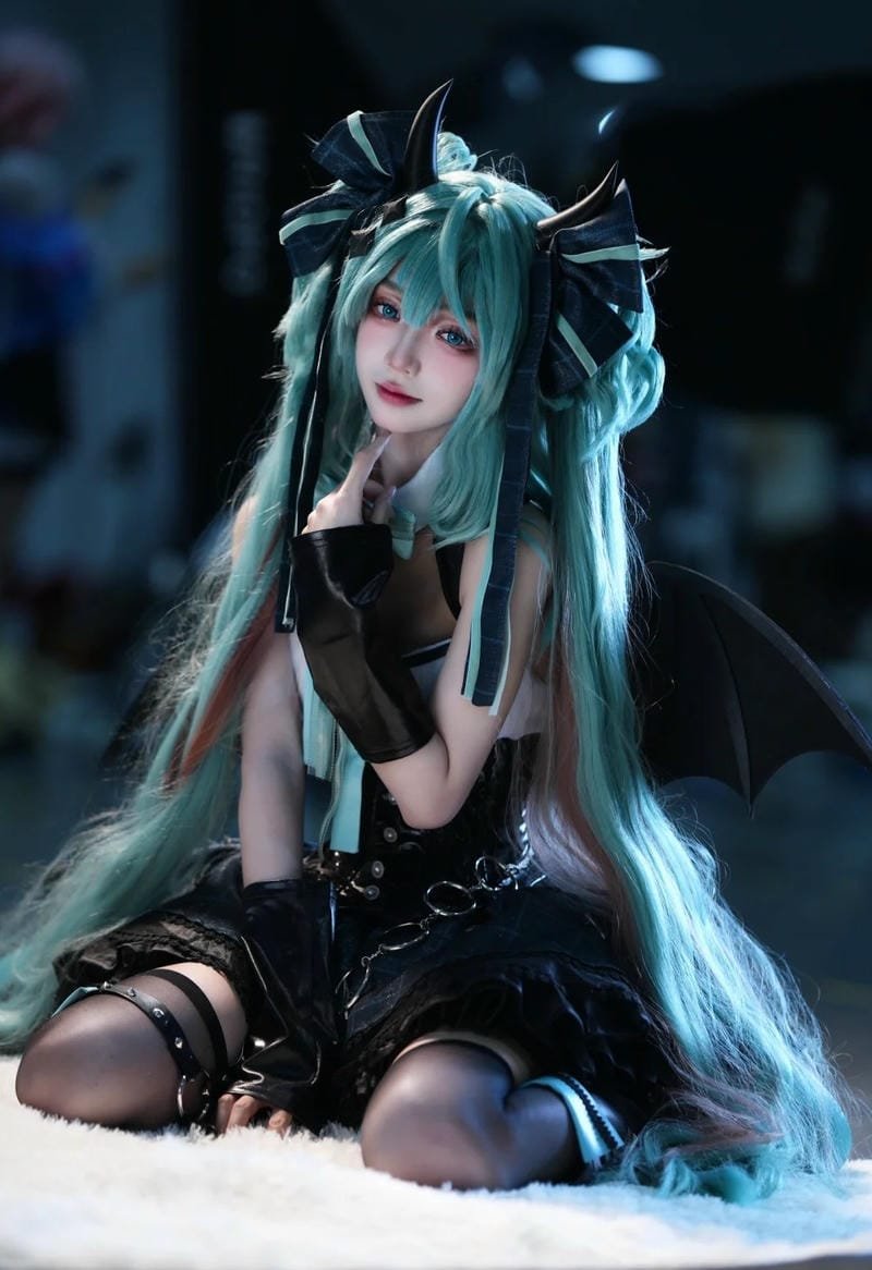 cosplay miku nổi bật với tông màu xanh ngọc