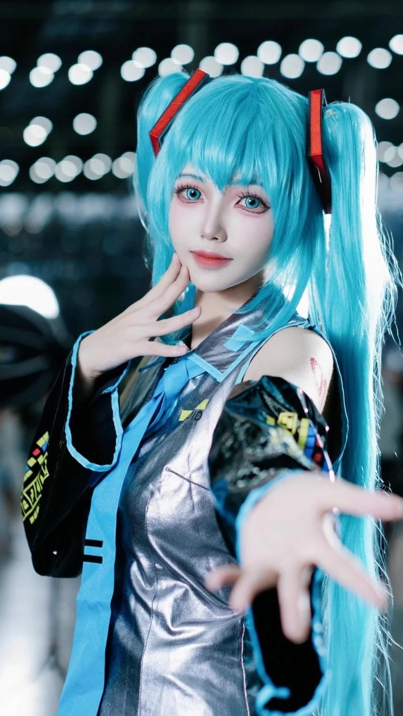 cosplay miku phù hợp chụp ảnh ngoài trời