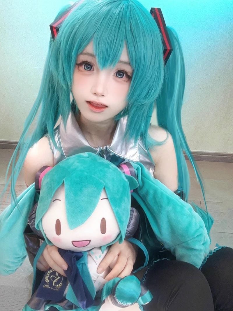 cosplay miku tạo ấn tượng bằng biểu cảm vui tươi