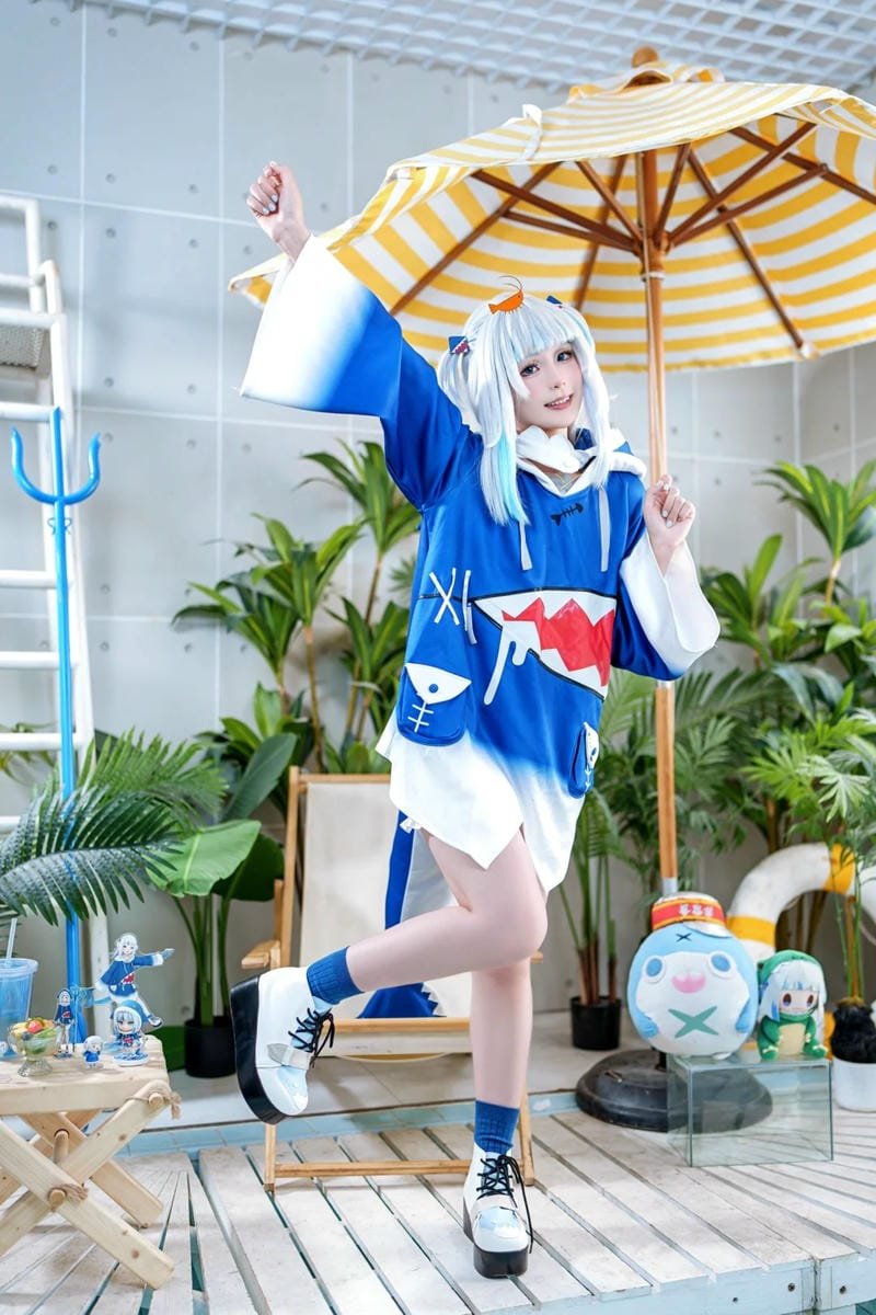 cosplayer Gura diễn xuất tự nhiên đáng yêu