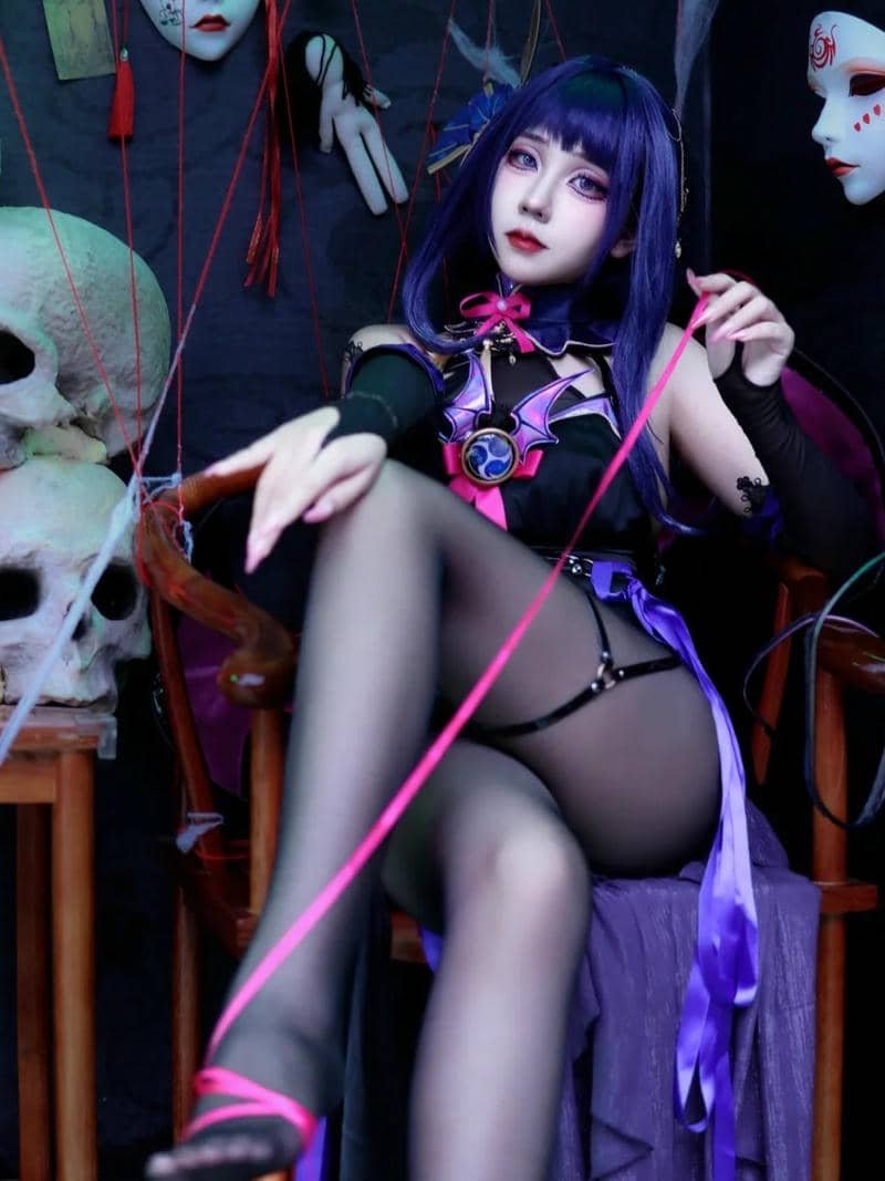 cosplayer Halloween tạo dáng phong cách kinh dị mạnh mẽ