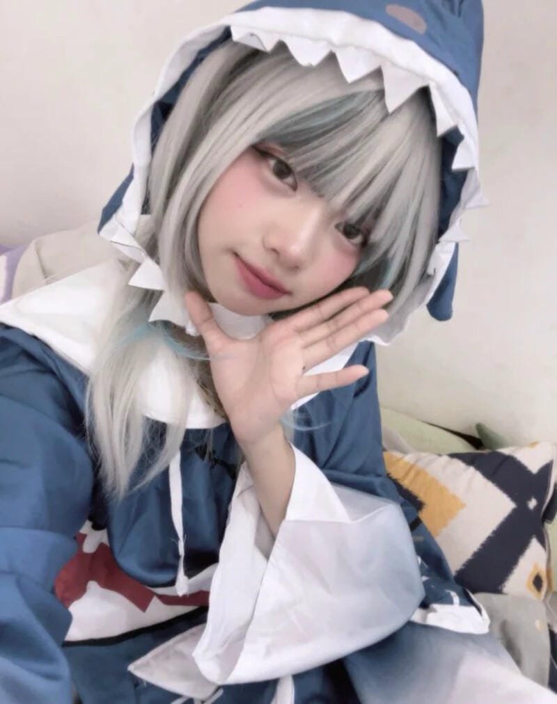 cosplayer Yaoyaoqwq Gura tạo pose đáng yêu