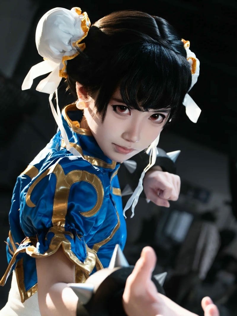 cosplayer chun li cận mặt tạo dáng tay võ thuật