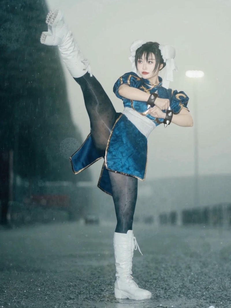 cosplayer chun li đá chân cao ngang đầu rất đẹp