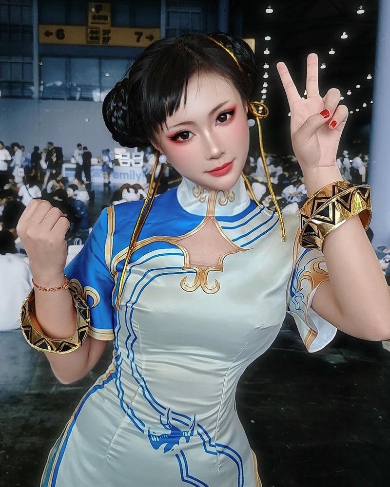 cosplayer chun li tạo dáng nhí nhảnh dễ thương
