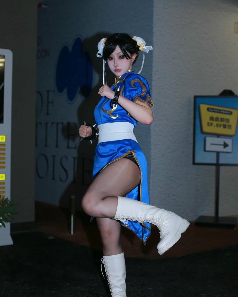 cosplayer chun li tạo dáng võ thuật trong bóng tối