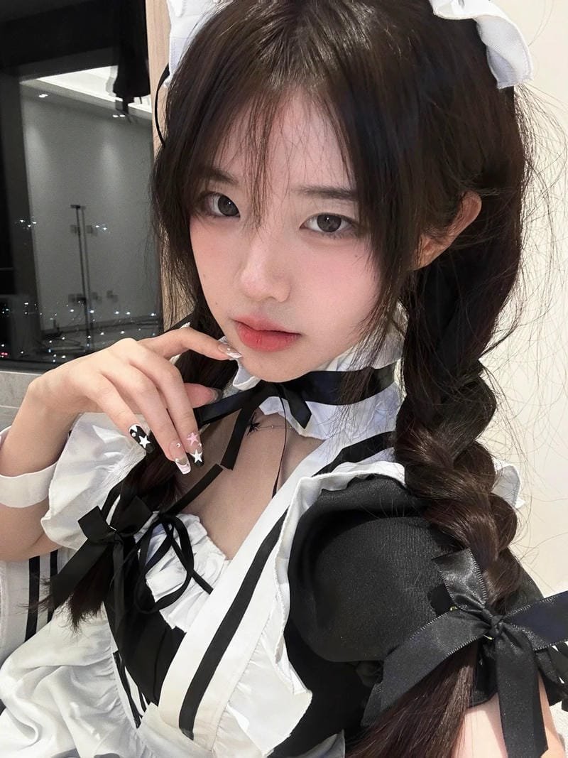 hình ảnh thân thiện của cosplay maid
