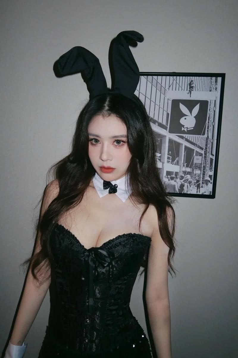 hóa trang Halloween gái xinh mặc trang phục đen