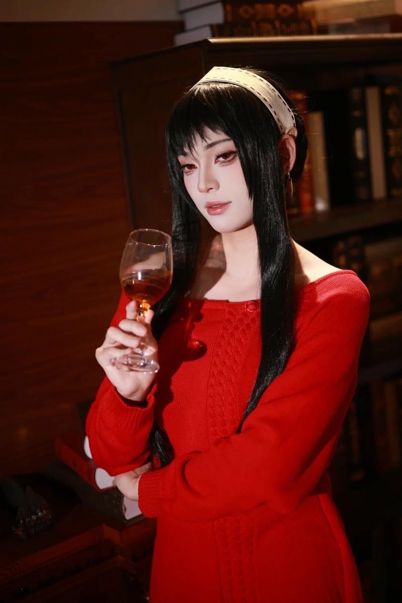 khí chất nhân vật toát ra từ Yor Forger cosplay