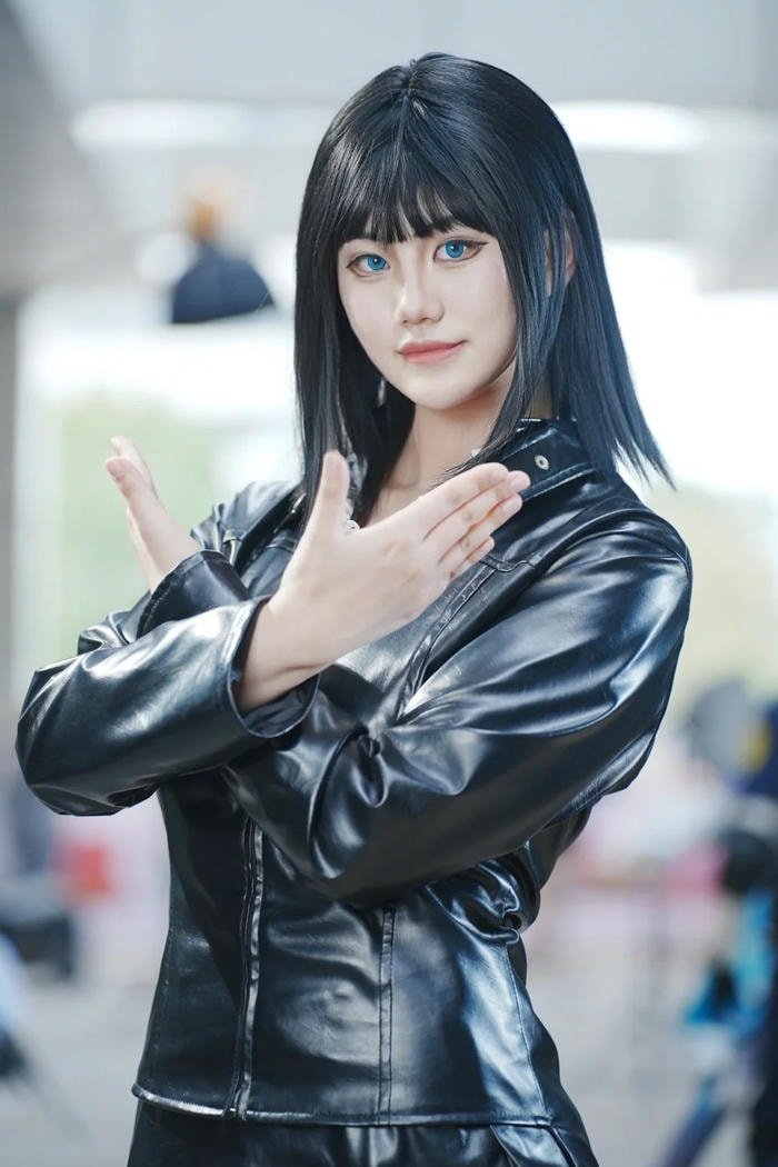 không khí kịch tính trong ảnh cosplay robin