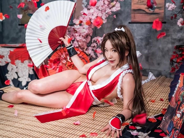 mai shiranui cosplay nổi bật với trang phục đỏ đặc trưng