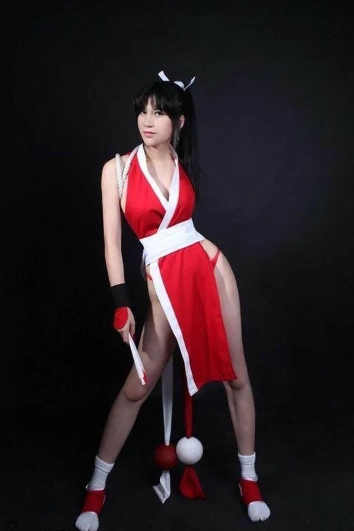mai shiranui cosplay tập trung vào đường nét trang phục