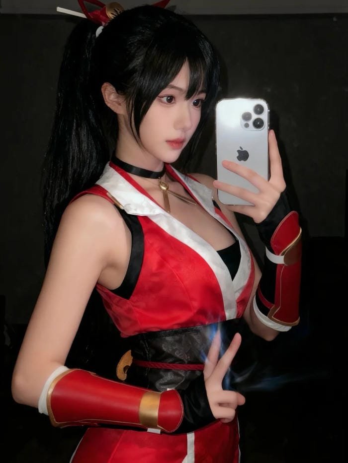 mai shiranui cosplay thể hiện nét mạnh mẽ và gợi cảm