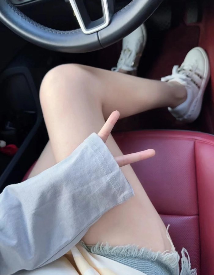 ngồi ô tô chụp ảnh đùi gái xinh