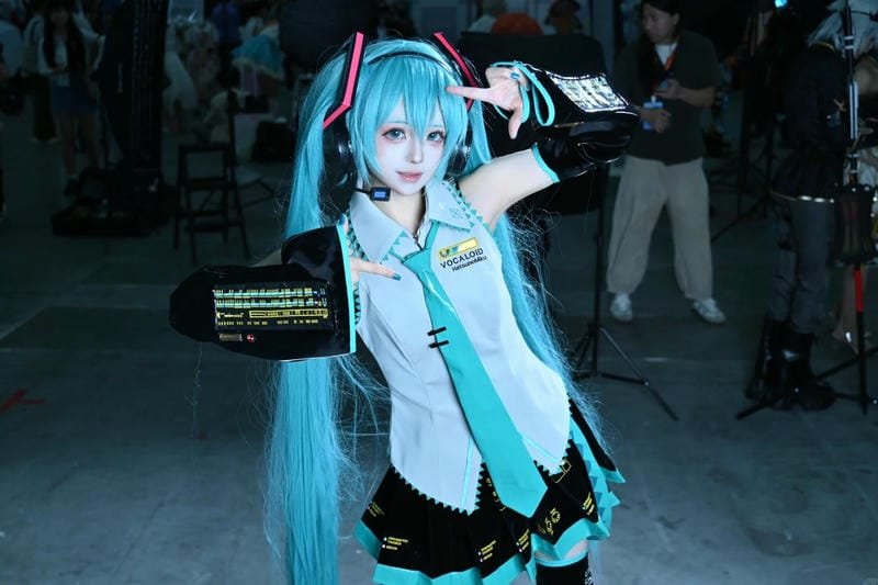 phong thái idol thể hiện trong cosplay miku