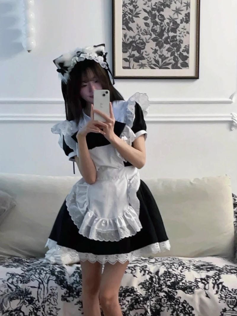 phong thái nhẹ nhàng đúng chất cosplay maid