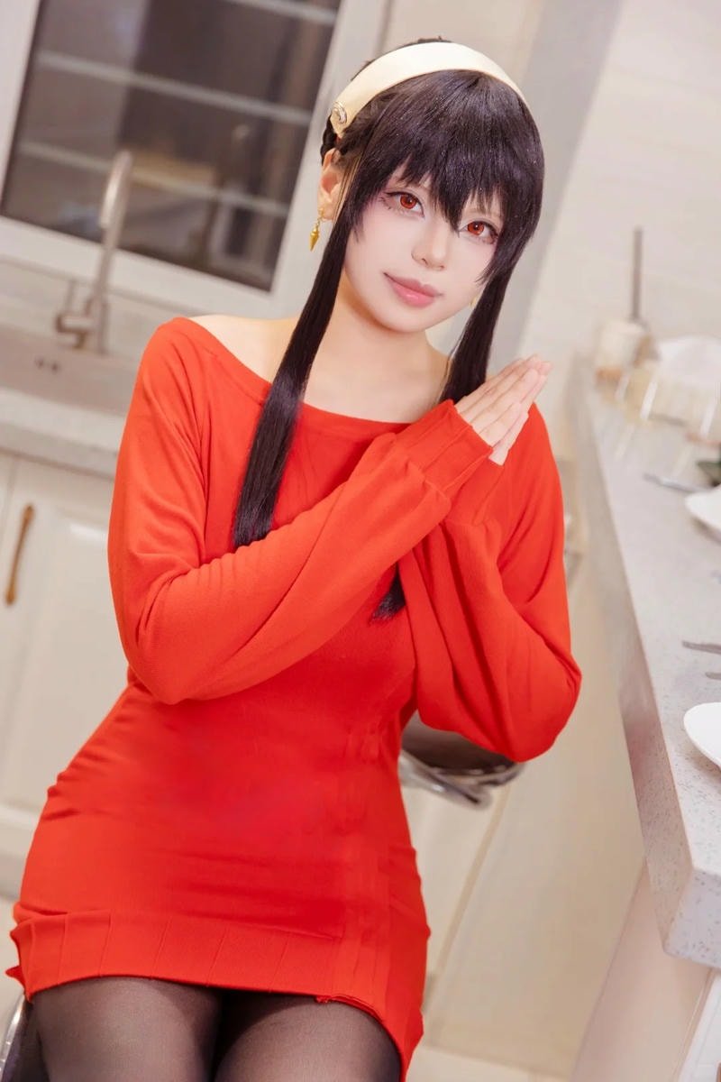 phong thái trưởng thành thể hiện qua Yor Forger cosplay