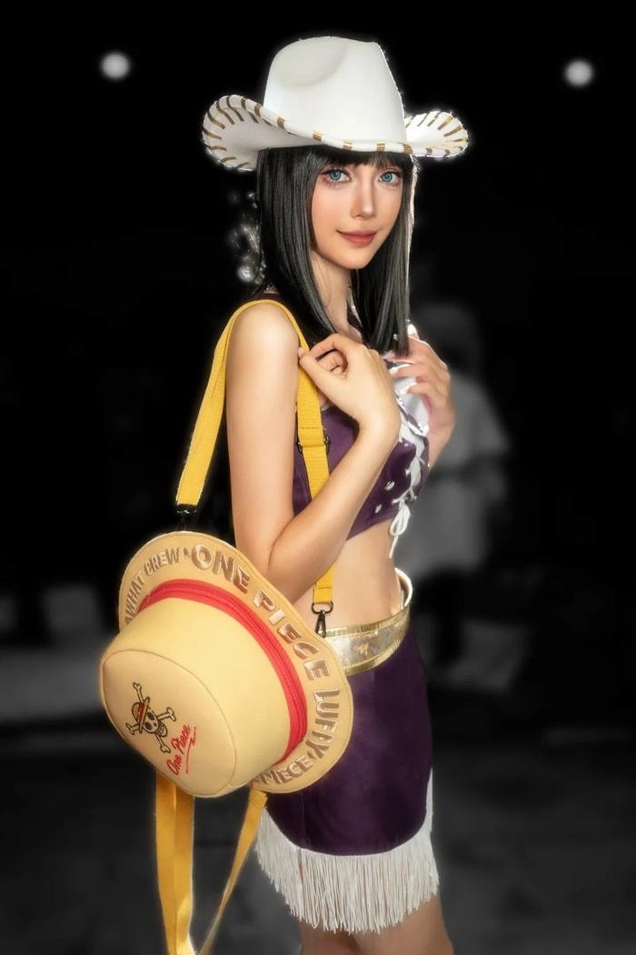 phụ kiện được chăm chút kỹ cosplay robin