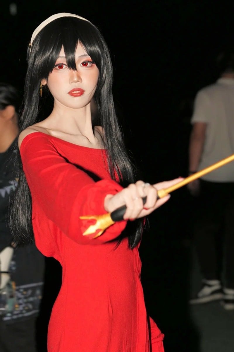 tạo cảm giác bí ẩn khi nhìn Yor Forger cosplay