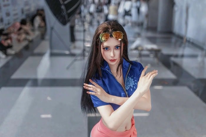 tạo dáng theo phong cách anime cosplay robin