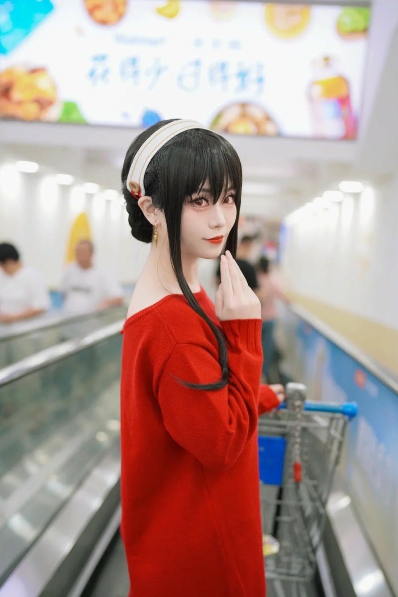 trang phục đen đỏ làm nổi bật Yor Forger cosplay