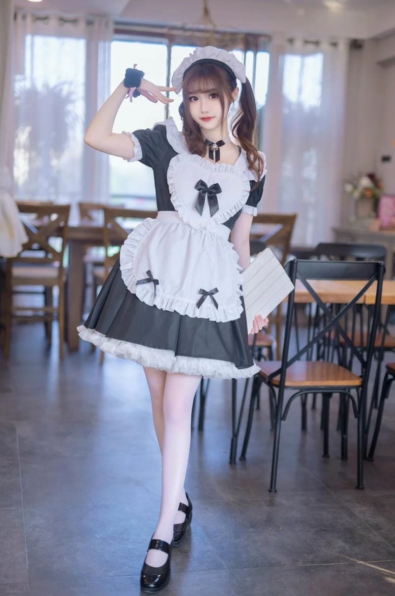 vẻ đáng yêu tự nhiên của cosplay maid