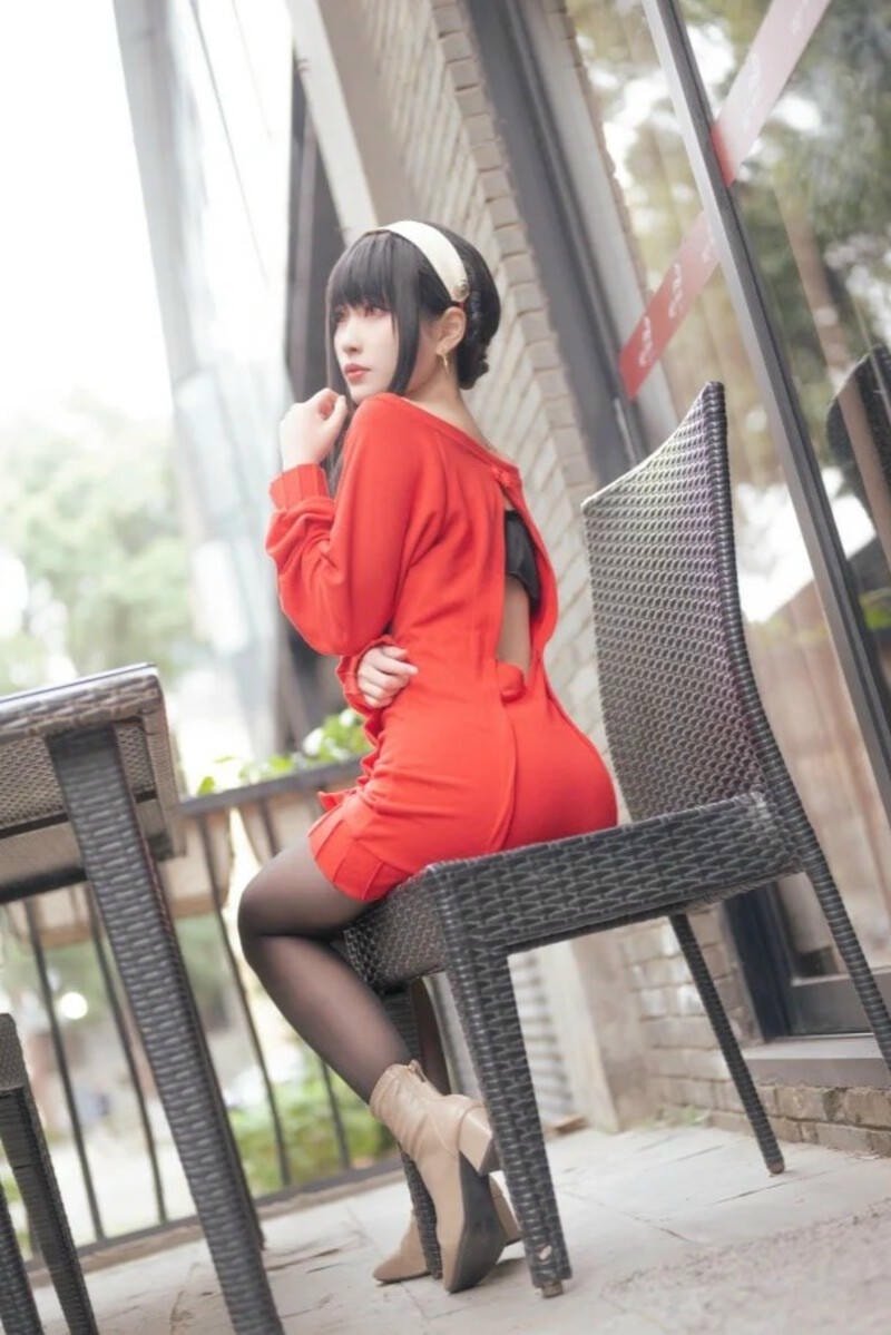 vẻ quyến rũ lạnh lùng của Yor Forger cosplay