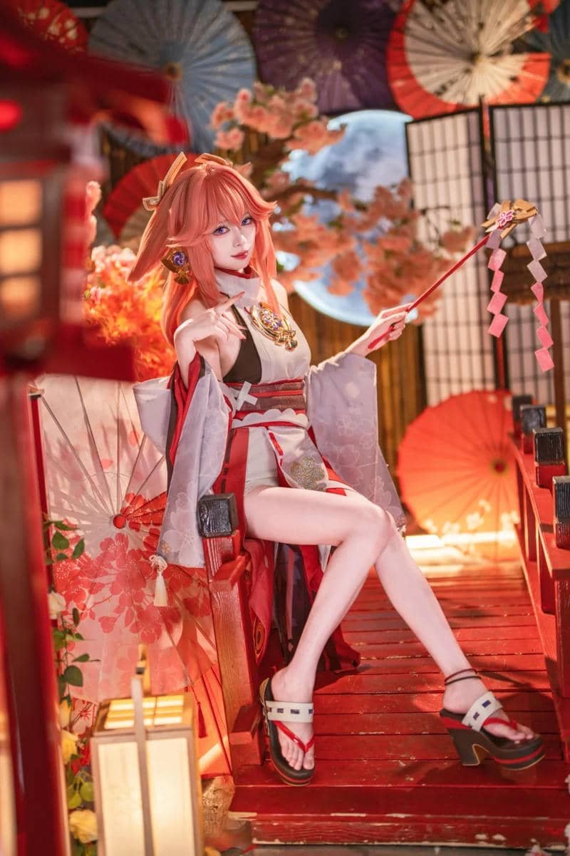 yae miko cosplay ở phố ăn chơi thả dáng