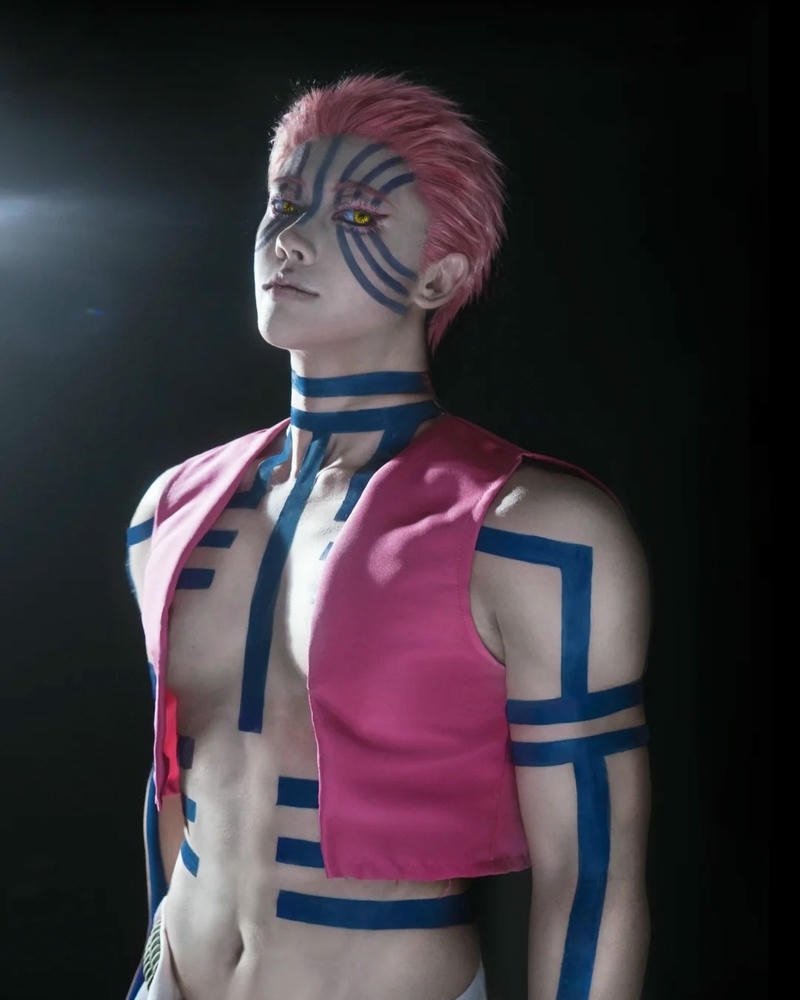 Akaza cosplay Demon Slayer tóc hồng đứng nghiêng