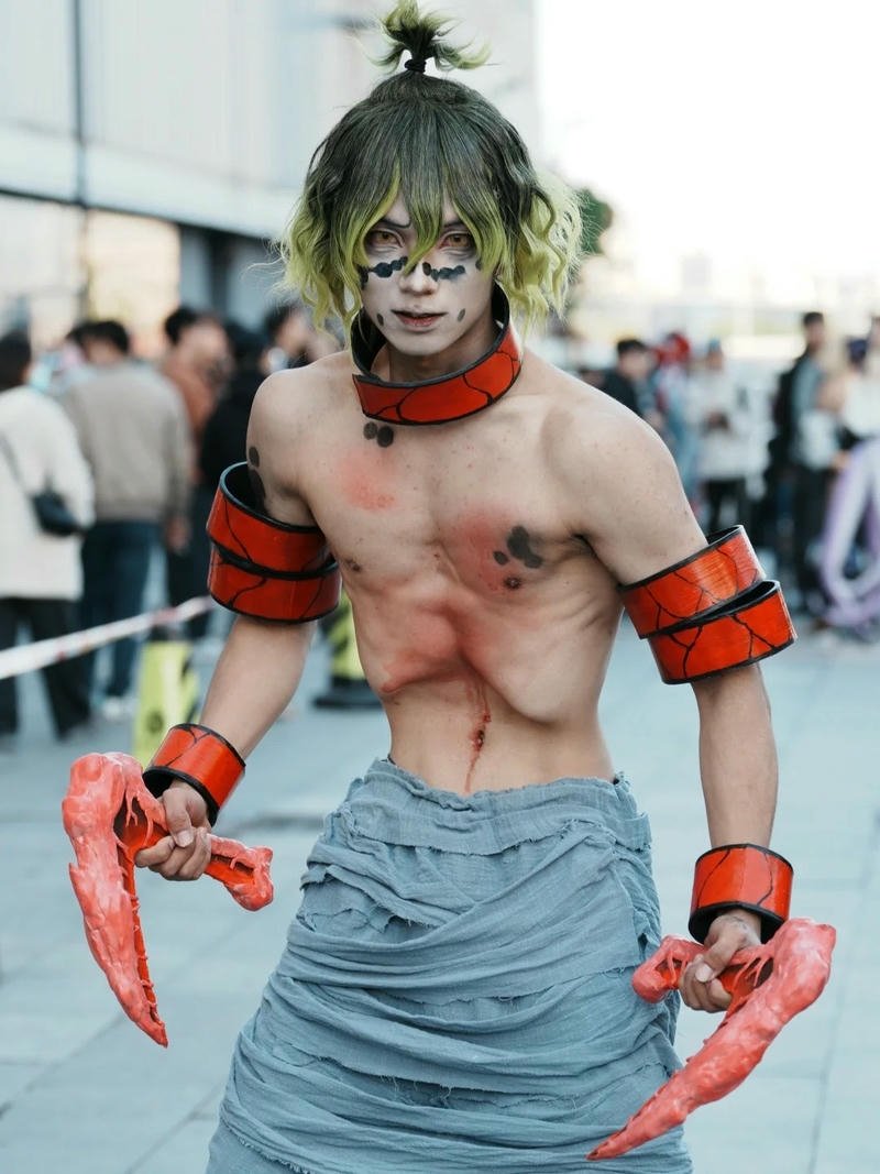 Akaza và Gyutaro cosplay Demon Slayer đứng cạnh nhau